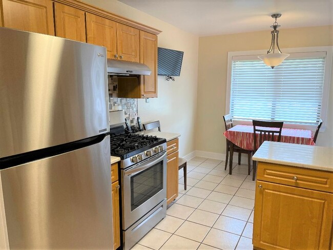 Building Photo - 1050 Southbury Ln