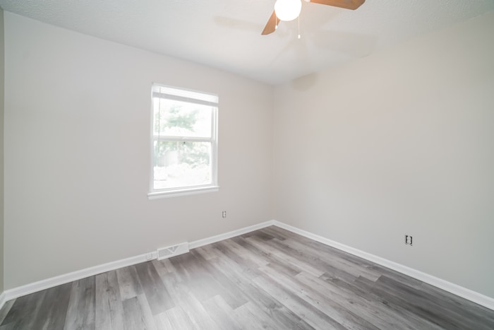Building Photo - 317 NE Lakeview Dr