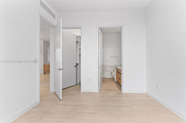 Building Photo - 2831 S Bayshore Dr