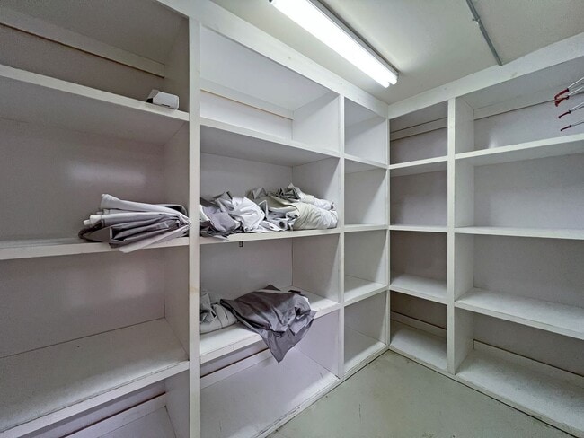 Building Photo - Gated Sound view home Des Moines area, 4 bed plus den 2.5 bath 3900 s/f, Available NOW!!!