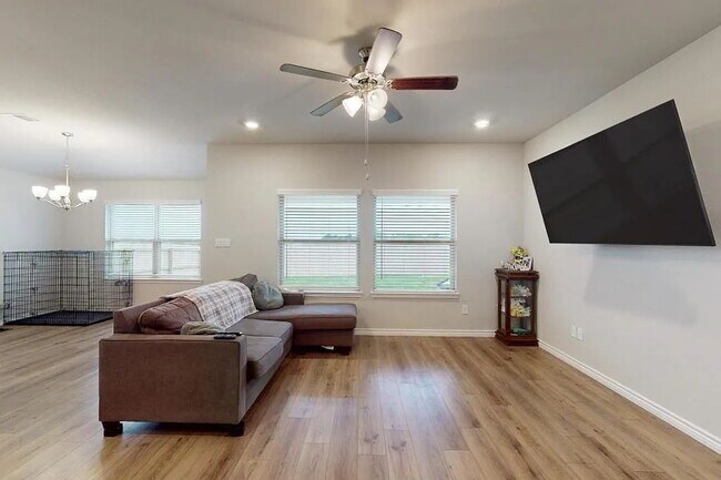 Building Photo - 3Bedroom, 2Bath, commuity pool access and side walk community in Pleasant Hill North Bryan off 2818