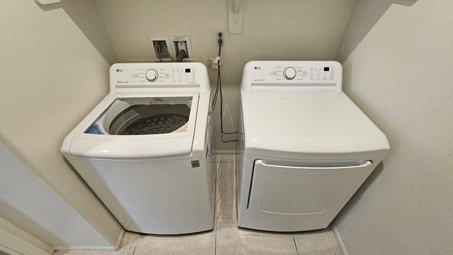 Building Photo - Modern 4 Bedroom Home in City in the Hills