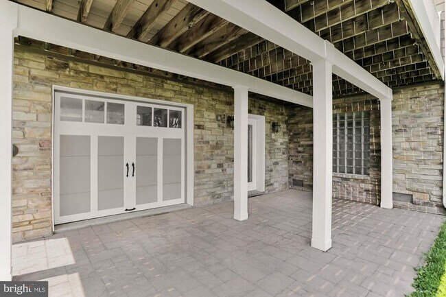 Building Photo - 2260 Lake Dr
