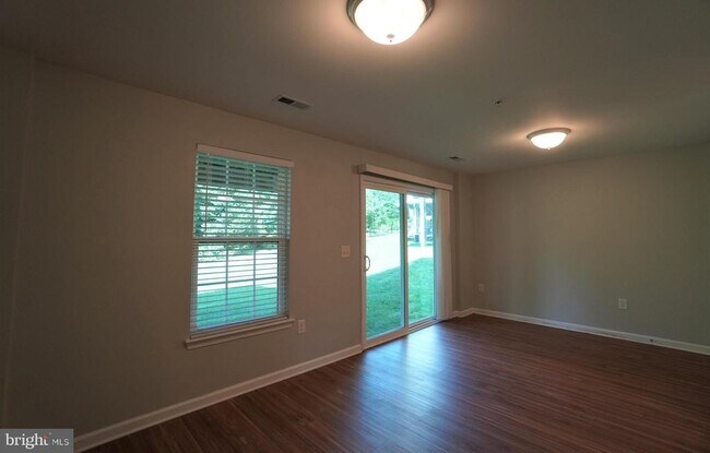 Building Photo - 900 Susan Cir