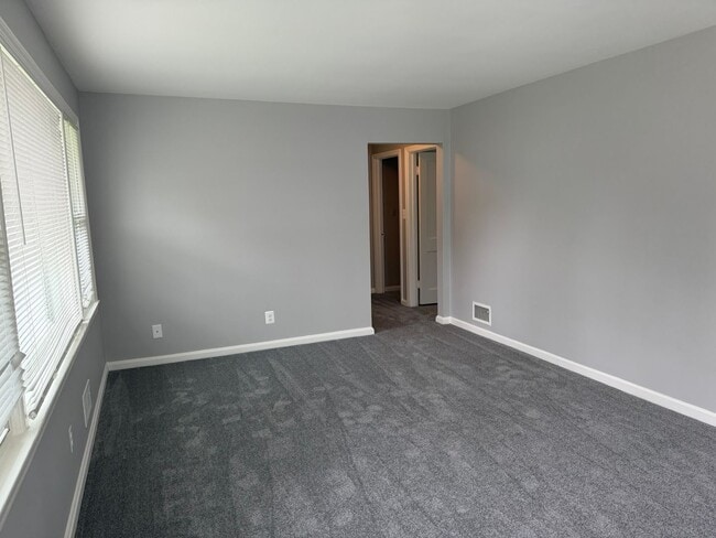 Building Photo - Lovely Renovated Rambler Close to METRO, Parks, Etc.