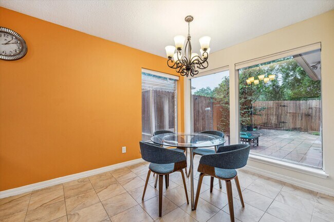 Building Photo - 910 Coachlight Dr