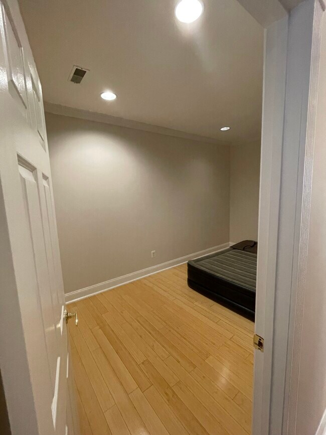 Building Photo - 550 Hobart Plz NW