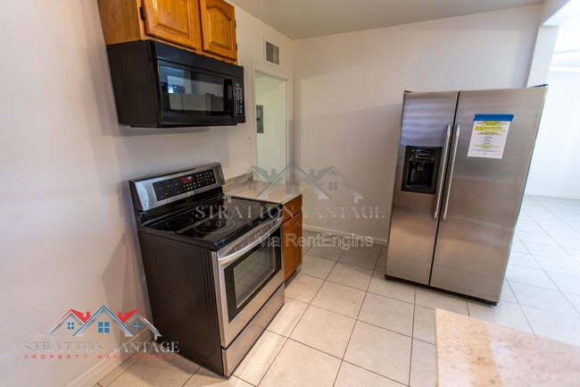 Building Photo - 1324 W Clarendon Ave