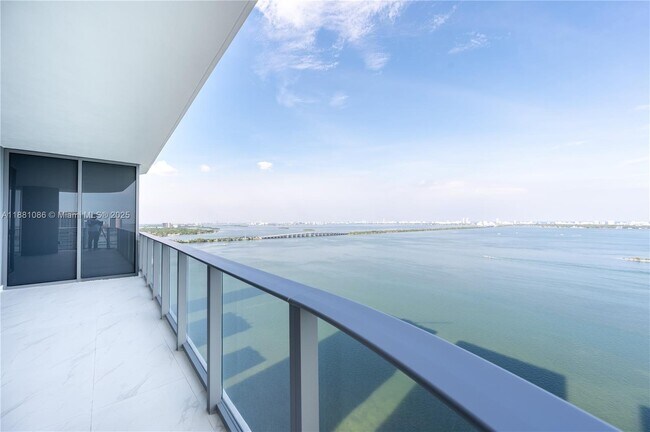 Building Photo - 700 NE 24th St