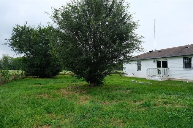 Building Photo - Enjoy peaceful country living just minutes from Elgin!