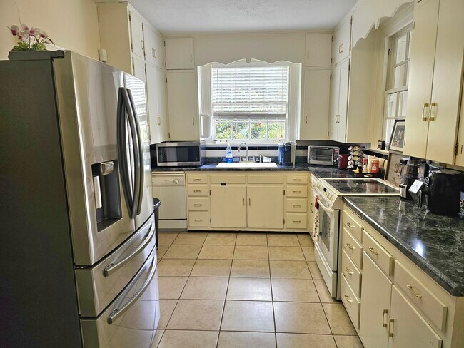 Building Photo - 3210 N Ocoee St