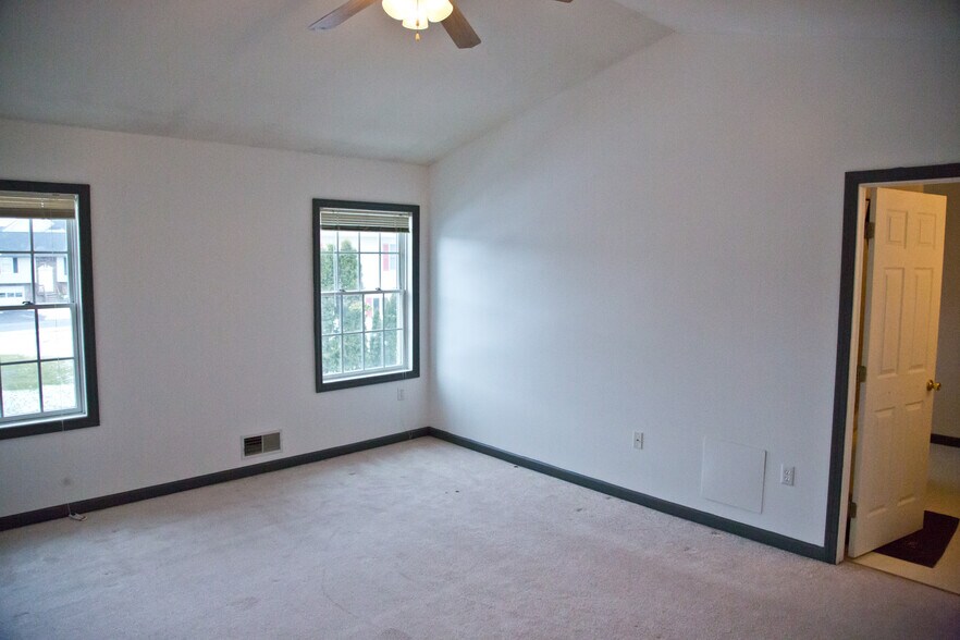 Building Photo - 1460 Blue Course Dr