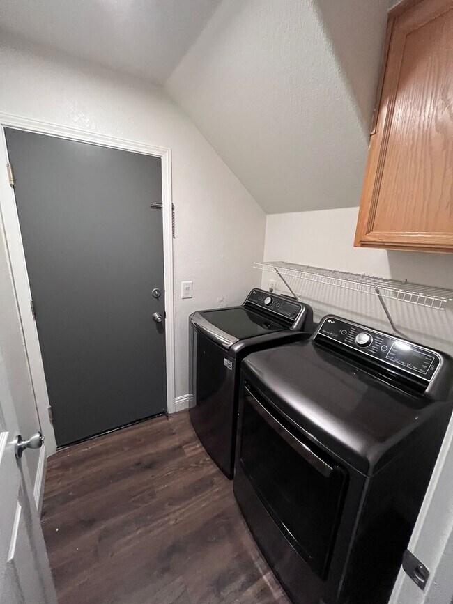 Building Photo - 4 BEDROOM TROPICAL OASIS IN W. ROSEVILLE W...