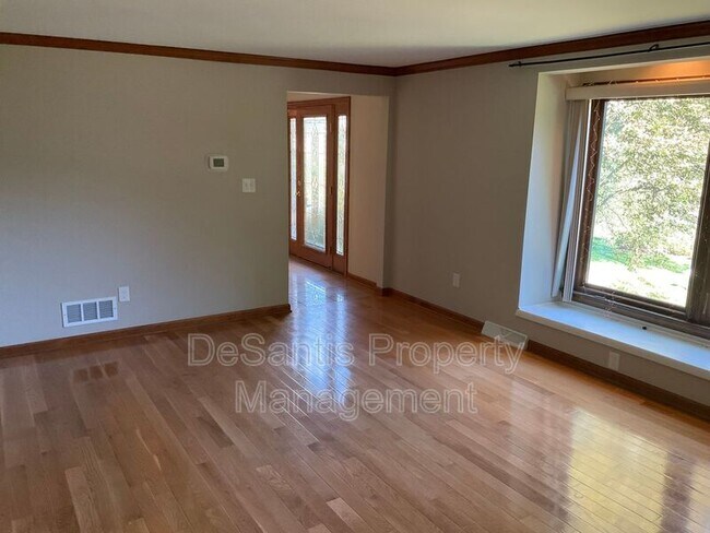 Building Photo - 471 Manordale Rd