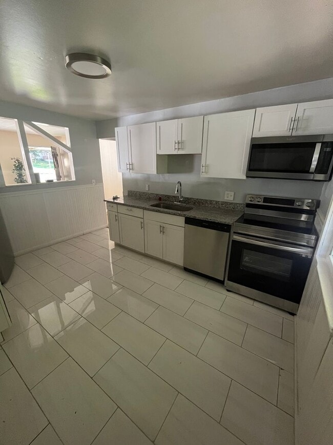 Building Photo - Three Bed, 2 Bath in Cincinnati!
