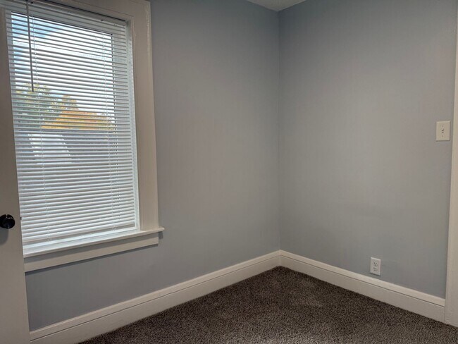 Building Photo - 1507 N Newton Ave