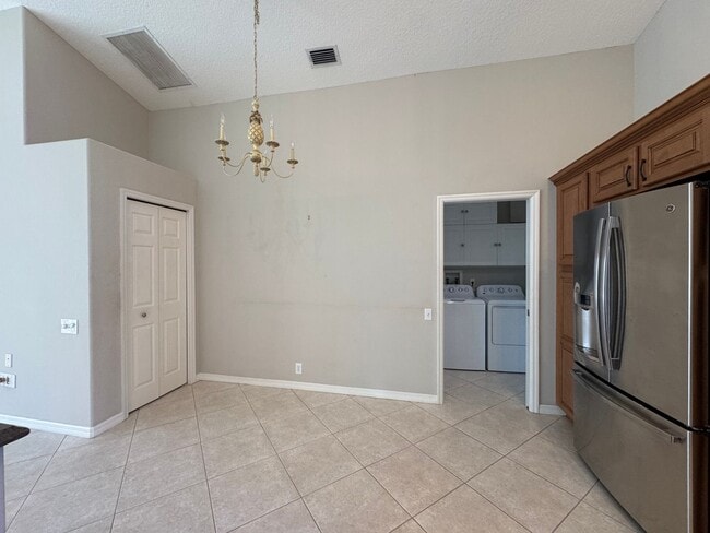 Building Photo - 4 Bedroom 2 Bathroom + Den - Large Garage and  Heated  Pool!