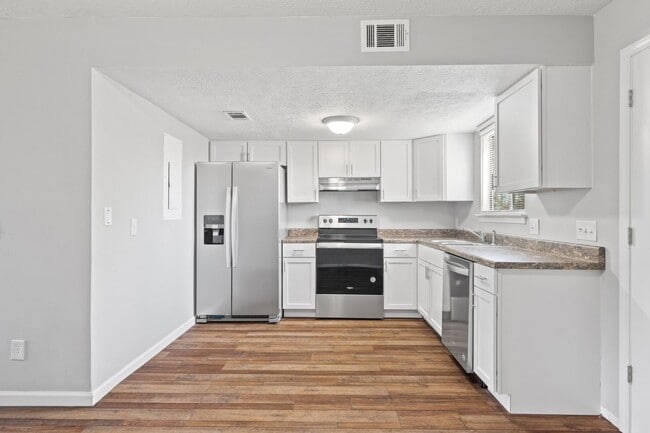 Building Photo - 2 Bedroom 1.5 Bathroom