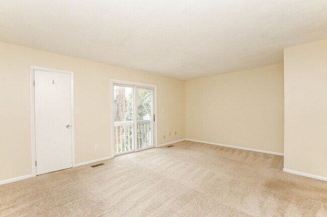 Building Photo - Spacious Townhome Move in Ready!!