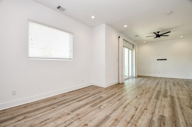 Building Photo - 2404 Hadley St