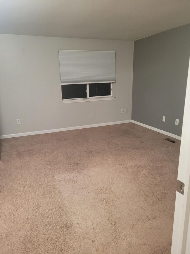 Building Photo - 2 Bedroom 1.5 Bath Berkley Townhouse