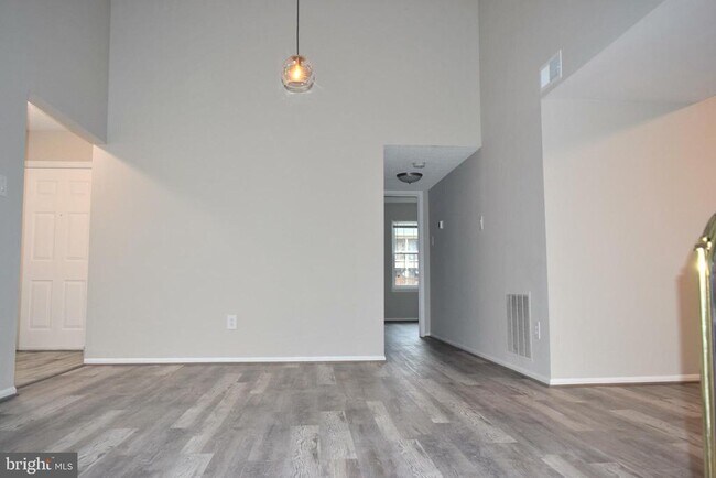 Building Photo - 12121 Chaucer Ln