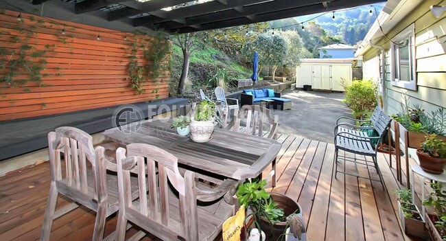 Building Photo - 122 Du Bois St