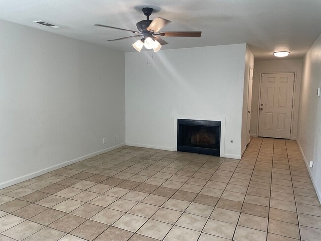 Building Photo - **** MOVE IN SPECIAL-FREE FIRST MONTH RENT...