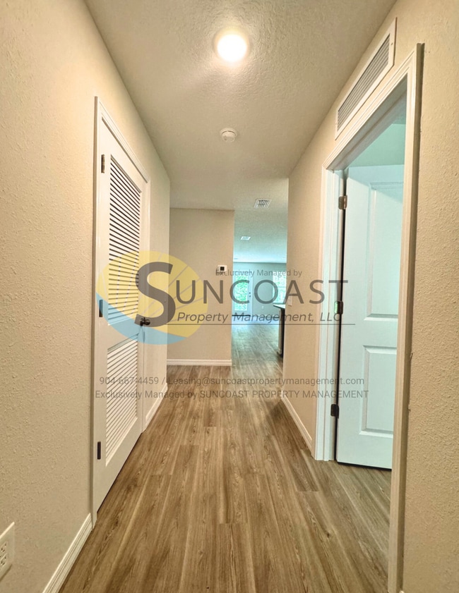 Building Photo - Luxury Home & Free to Apply!