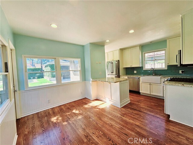 Building Photo - 743 Kerns Ave