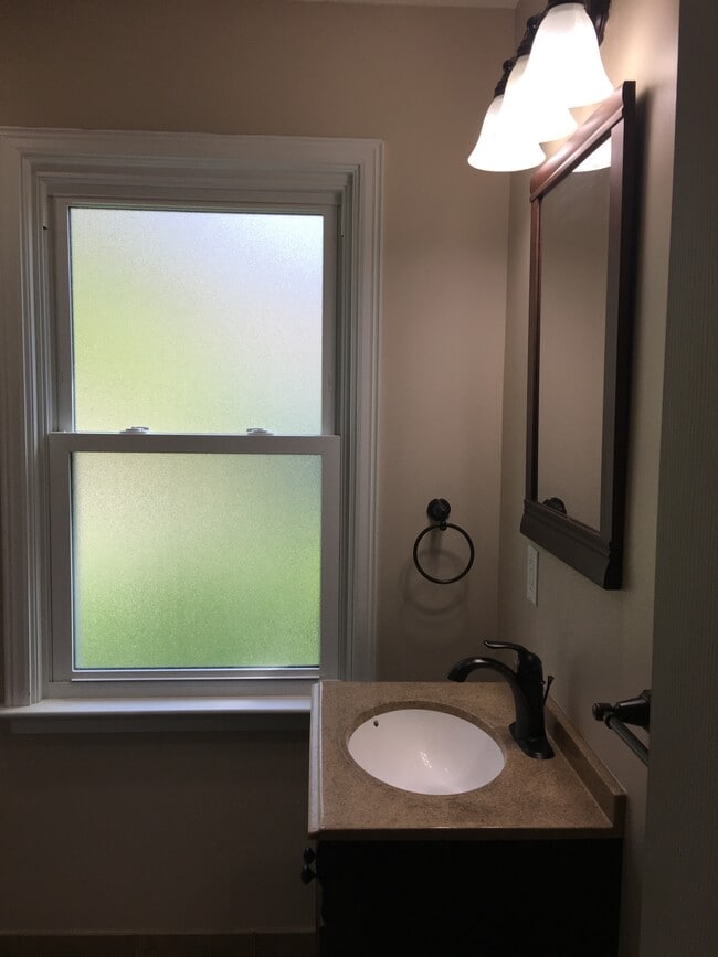 Building Photo - 1009 E High St