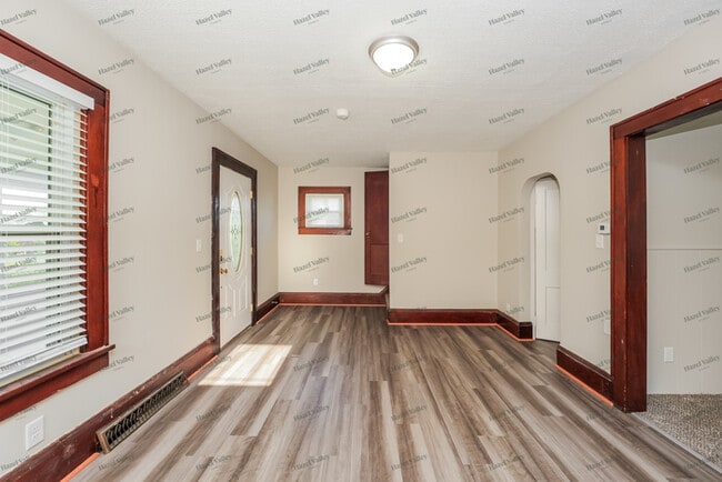 Building Photo - 547 E Ford Ave