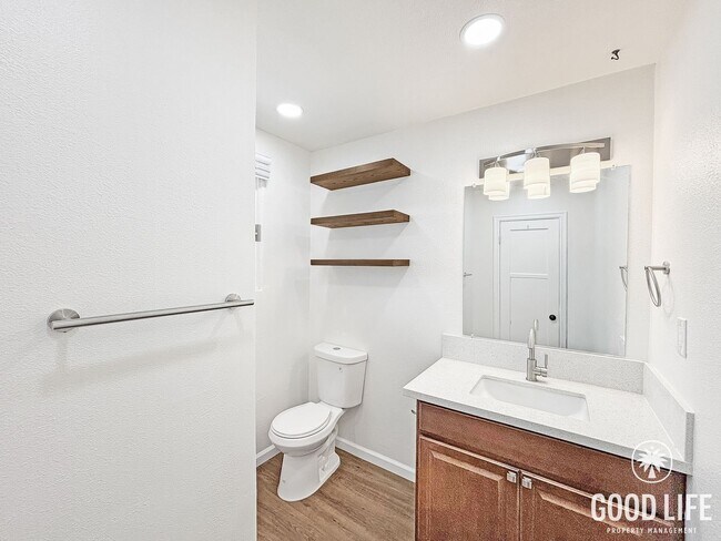 Building Photo - Charming 2BD/1BA South Park Unit with New Turf Yard & In unit laundry
