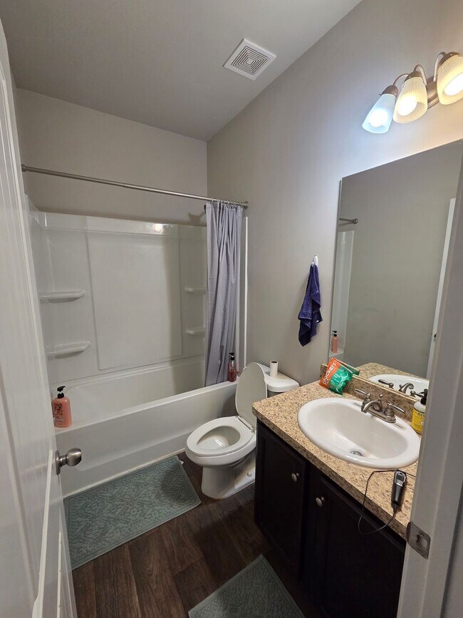 Building Photo - Gorgeous 3 bedroom home!