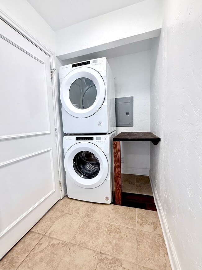 Building Photo - Updated 2BD 1BA Apartment in Historic Crown Heights!!