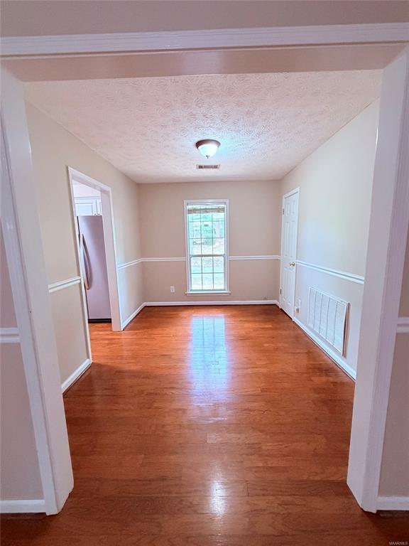 Building Photo - 11 Twin Oaks Ln
