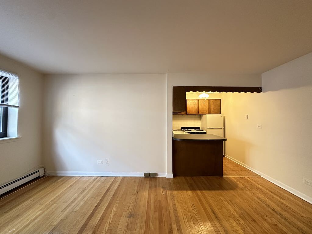 Building Photo - 533 W Aldine Av