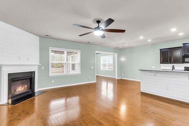 Building Photo - Bright and Spacious Home in Summerville!