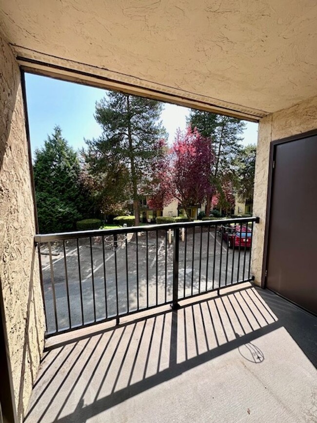 Building Photo - 2 bedroom condo with Washer/Dryer