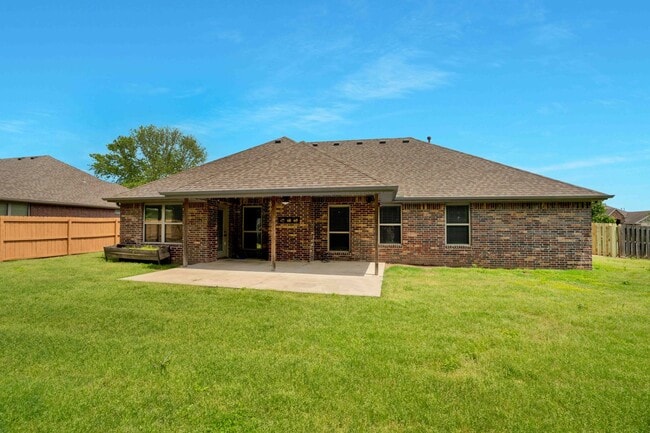 Building Photo - Spacious 3 Bedroom 2 Bath home in Great Location!