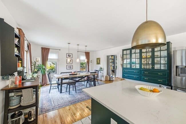 Building Photo - 6 Montaup Rd