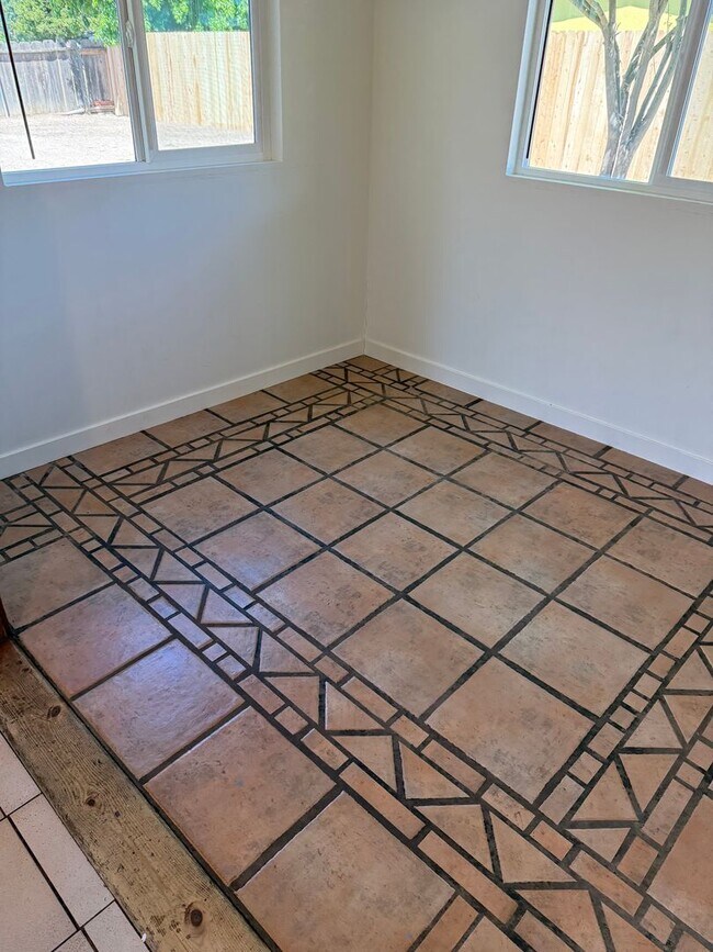 Building Photo - 3 Bed/1 Bath with Large fenced yard in central Paso Robles near Highschool!