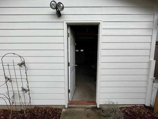 Building Photo - Charming and Updated 1913's Home! Woodstoc...