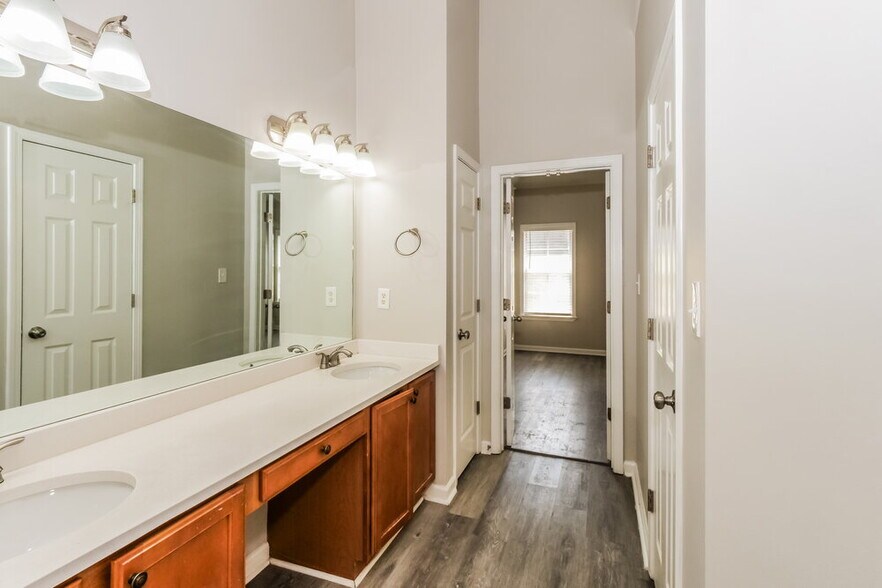 Building Photo - 1043 Averett Cove