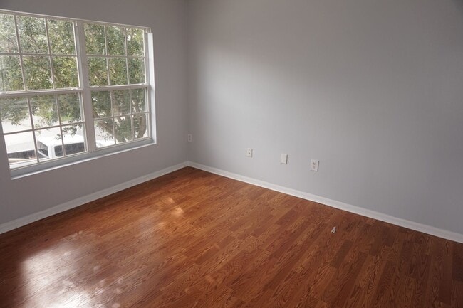 Building Photo - Excellent & Spacious 2/2 with 1 Car Garage...