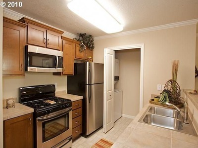 Kitchen with gas stove - 15058 NW Central Dr