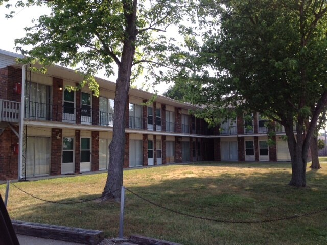Primary Photo - 2200 S Illinois Ave