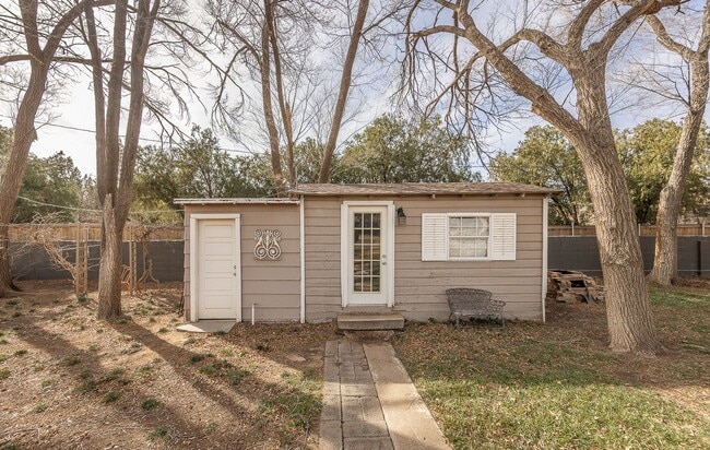 Building Photo - Stunning 4 Bed 3 Bath with a Pool!
