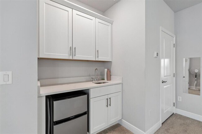 Building Photo - 213 S Albany Ave