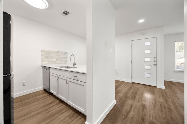 Building Photo - Updated North Austin Condo with Modern Fin...